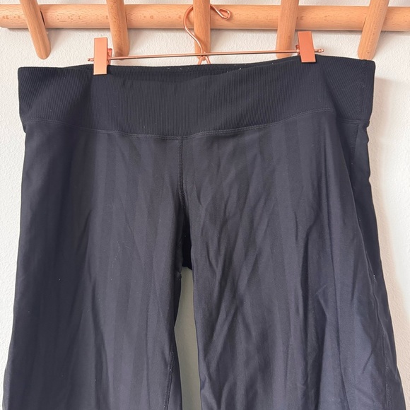 Lululemon Black Striped Clam Digger Bermuda Shorts - Picture 5 of 7